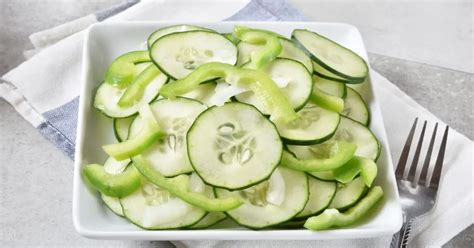 Plato de ensalada fresca de pepino con hierbas