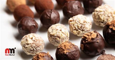 Fotografía de una selección variada de bombones de chocolate artesanal.