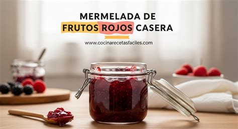 Foto de mermelada de frutos rojos con semillas de chía en un tarro de vidrio, con tostadas y frutas frescas alrededor.