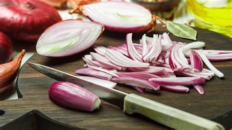 Infografía paso a paso: corte de la cebolla, proceso de rebozado y técnica de fritura
