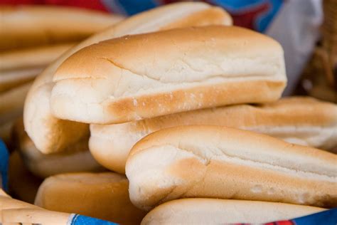 Foto detallada de pan para hot dog casero con miga esponjosa y corteza dorada
