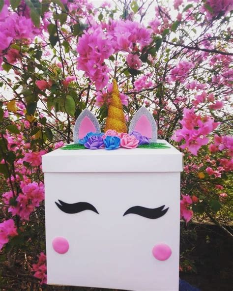 diseño de caja sorpresa de unicornio con detalles brillantes