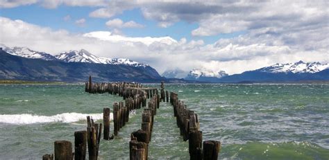 Vista panorámica de Puerto Natales con el Seno de Última Esperanza y montañas al fondo.
