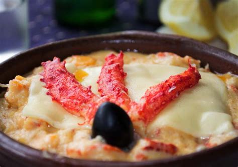 Plato de centolla magallánica recién preparado.