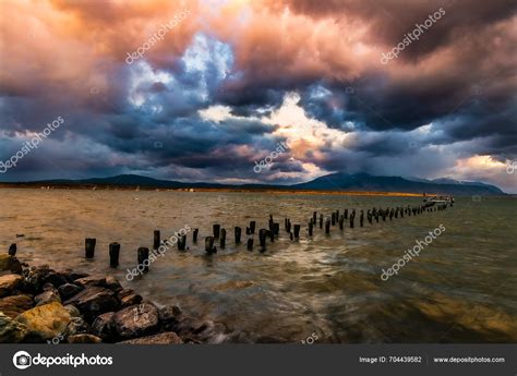 Muelle Histórico de Puerto Natales al atardecer.