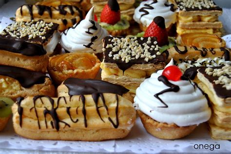 Foto de postres variados decorados con merengue