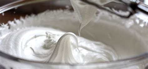 Merengue francés crudo en un bol