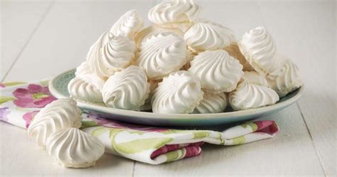 Pequeños suspiros de merengue secos en una bandeja