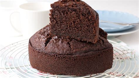 Esquema de las capas de la torta: bizcochuelo de chocolate, nata montada, cerezas y decoración de virutas de chocolate
