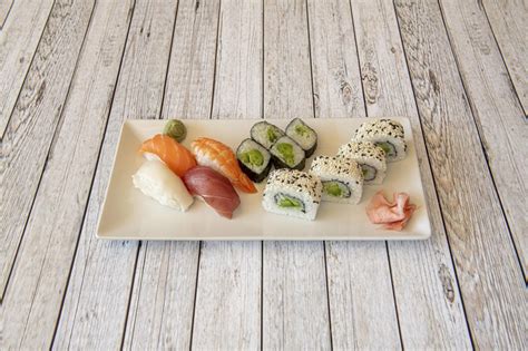 Composición de un plato variado de sushi con salmón