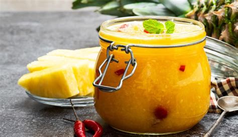 Collage de diversas preparaciones culinarias con piña: ensalada, brochetas, postre y cóctel.