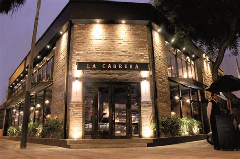 Fachada del restaurante Punto Gourmet, destacando su ubicación.