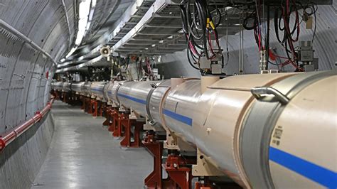 Representación visual de la colisión de iones pesados en el LHC, generando plasma de quarks-gluones.