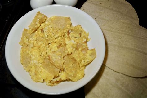 Foto de una tortilla de huevo fina y dorada.