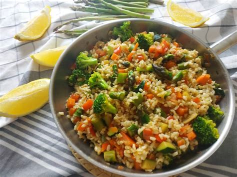 Plato final de arroz integral con verduras salteadas, decorado con maníes tostados.