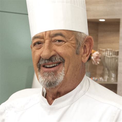 Foto de Karlos Arguiñano presentando su plato de arroz integral con verduras.