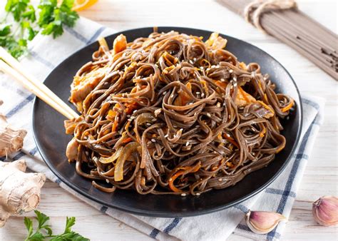Esquema comparativo de fideos japoneses (trigo vs. trigo sarraceno)