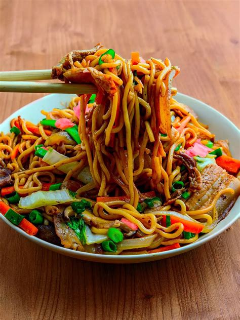 Fotografía de un plato terminado de yakisoba con sus toppings tradicionales