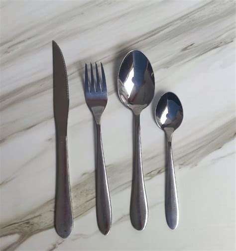 Infografía comparativa de materiales de cubiertos (acero inoxidable, plata, nácar y madera)