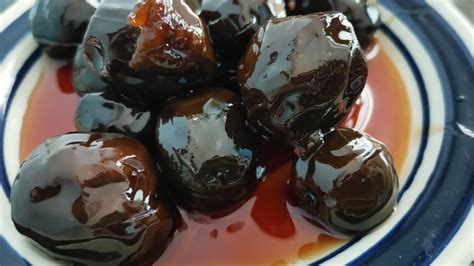 frascos con dulce de ciruela listos para ser envasados al vacío