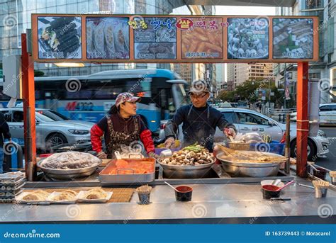 Imagen de un mercado callejero en Taipei con puestos de comida vegetariana.