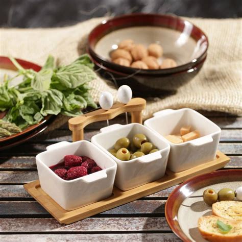 Composición de mesa mostrando diferentes estilos de pocillos (neutros, con detalles, modernos) combinados con vajilla
