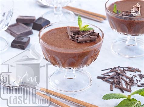 Imagen de un postre mousse de chocolate Royal servido en una copa