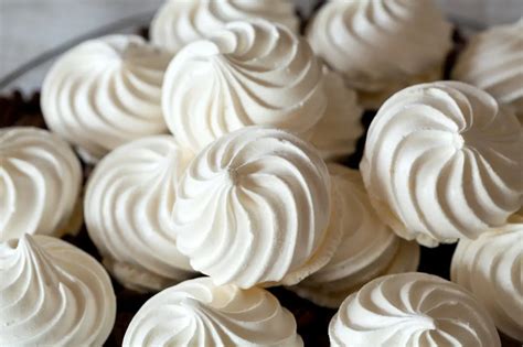 Ilustración de diferentes postres que utilizan merengue seco como base.