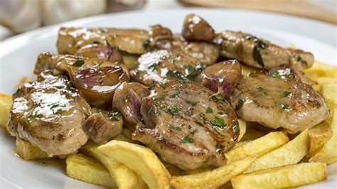 Plato terminado de solomillo al ajillo con puré de patatas al verdeo