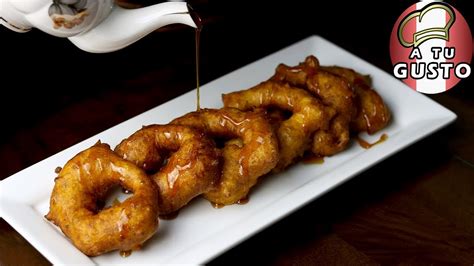 Picarones peruanos recién hechos con miel de chancaca