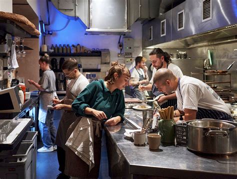 Fotografía de Cecilia Carrasco sonriendo en la cocina del restaurante Stromboli.
