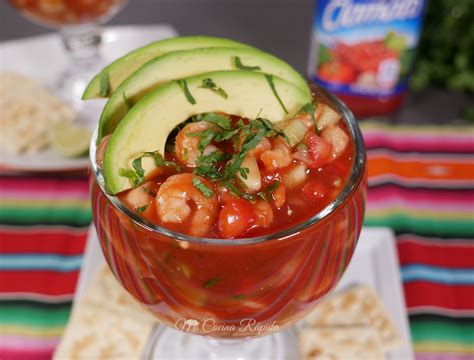 Ingredientes frescos para un cóctel de mariscos colorido y apetitoso