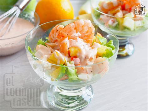 Montaje de un cóctel de mariscos en copa, mostrando capas de ingredientes