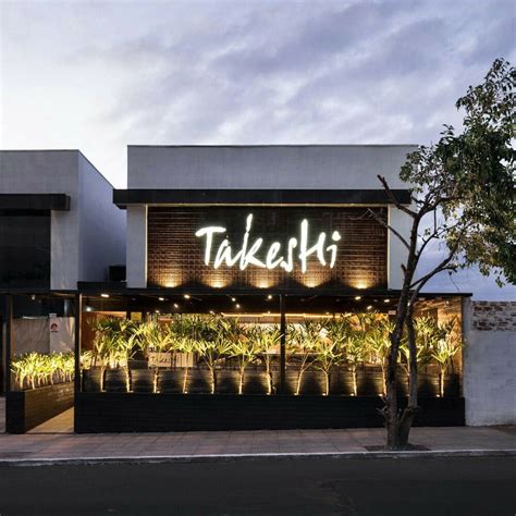 Fachada de un restaurante de sushi moderno con letrero visible.