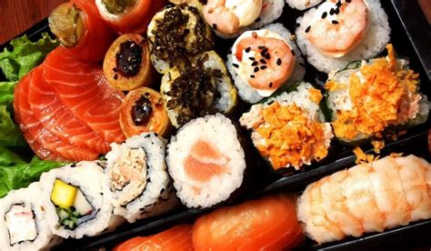 Imagen de un combo de sushi variado con diferentes tipos de rolls y nigiris.