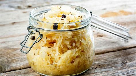 Imagen de un frasco de vidrio con chucrut casero, mostrando las capas de col fermentada.