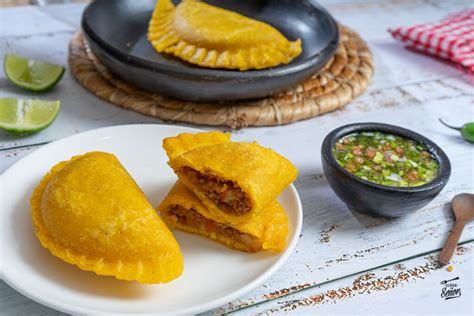 Proceso de armado de empanadas colombianas y sellado con tenedor
