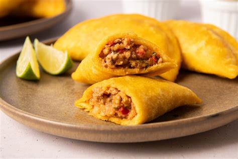 Empanadas colombianas recién fritas y escurriendo el aceite