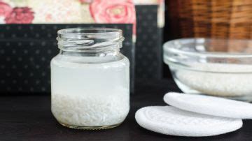 Imagen de un frasco de vidrio con el exfoliante de arroz casero y los ingredientes dispuestos alrededor.