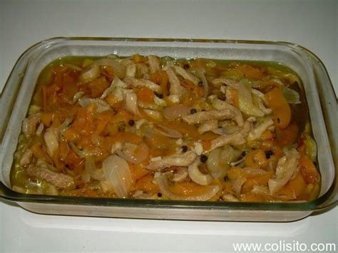 Plato final de mondongo en escabeche, servido caliente y adornado con perejil fresco y queso rallado