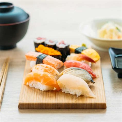 Fotografía de los ingredientes y pasos para preparar nigiri.