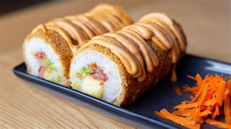 Imagen de un rollo de sushi mexicano relleno de carne, aguacate y piña.
