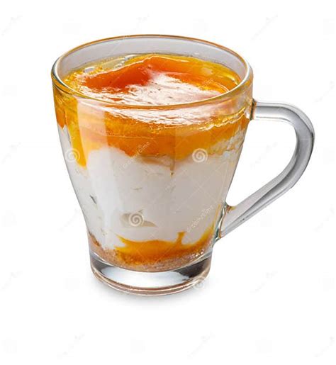 Foto de una mousse de albaricoque servida en copa, decorada con una hoja de menta o un trozo de albaricoque.