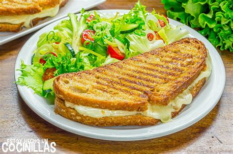 Sándwich a la plancha relleno de calabacín rallado y queso