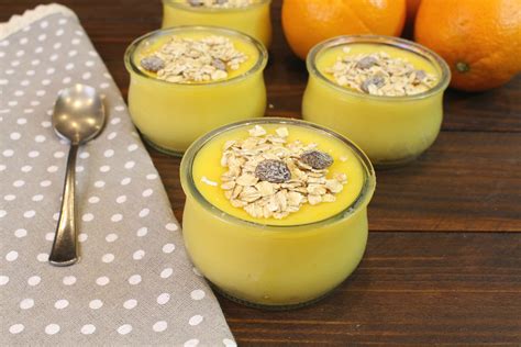 vasitos individuales con crema de naranja y decoración