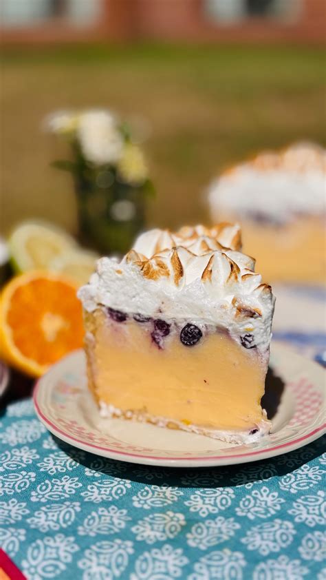 pie cremoso de naranja decorado con merengue