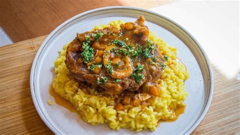 Fotografía de un plato de ossobuco con arroz cremoso
