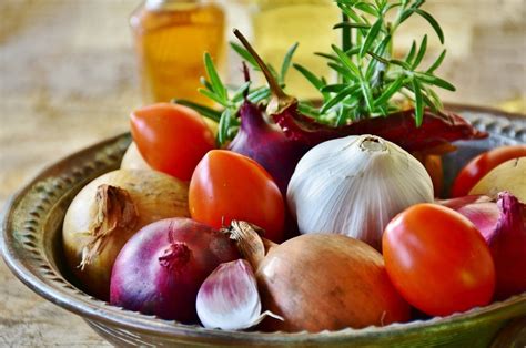 Ilustración de los ingredientes básicos del sofrito: tomate, cebolla, ajo, pimiento y aceite de oliva.