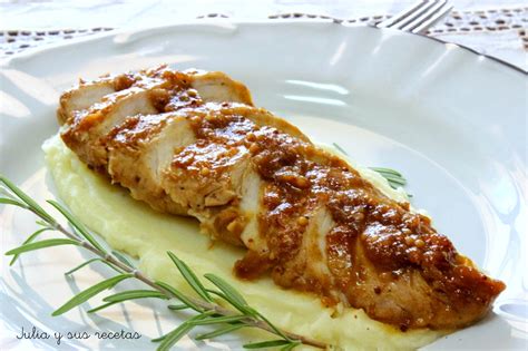 Solomillos de pavo rebozados en pimienta recién molida.