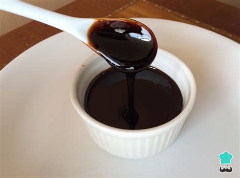 Salsa de reducción de balsámico y vino tinto en un tazón pequeño